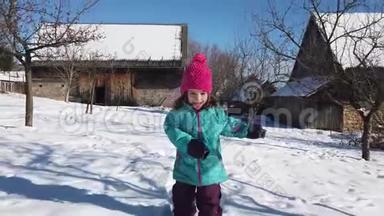 穿着冬装的孩子在雪地里奔跑的慢动作